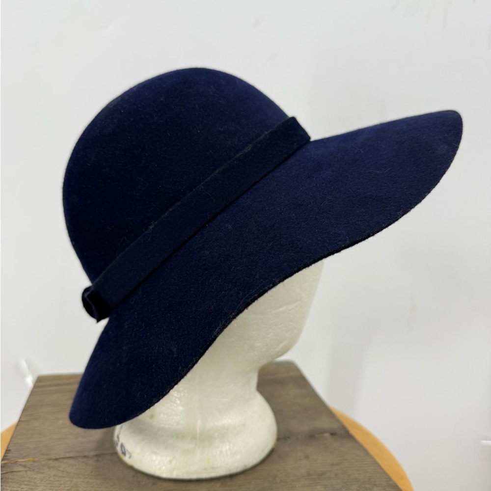 Frank Olive for Bonwit Teller esccello vintage 100% wool hat, 1960s or 1970s.